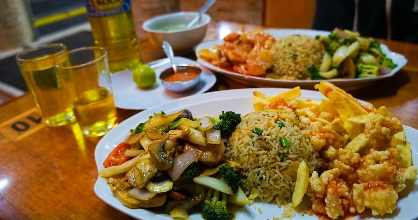 arroz, legumes e frango frito em lima