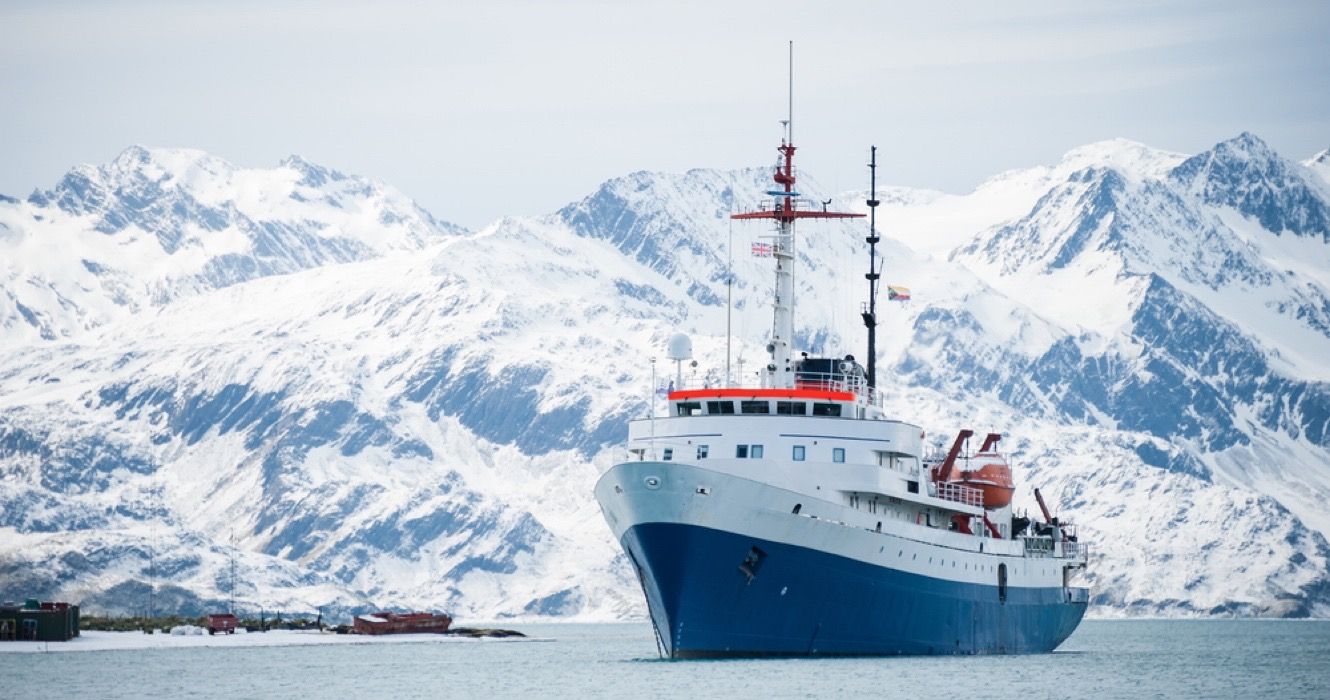 Navio de cruzeiro na Antártida