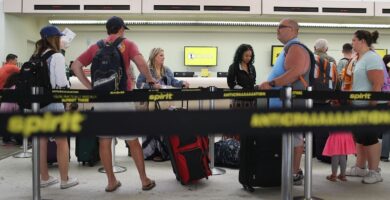 a long line at the spirit airlines check-in counter