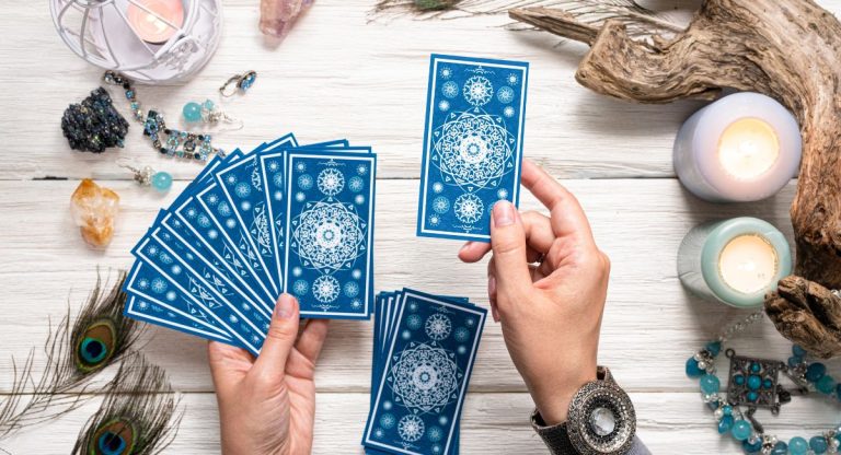 Celebrando Conquistas: Como o Tarot Pode Ser Usado para Reflexão e Gratidão Pessoal 6 Celebrando Conquistas: Como o Tarot Pode Ser Usado para Reflexão e Gratidão Pessoal